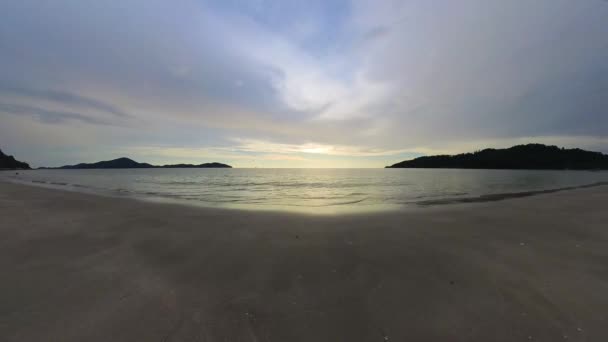 海滩上美丽的变化中的天空的时光流逝场景 — 图库视频影像