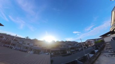 Değişen gökyüzünün tavan balkonundan dışarı bakışının hızlandırılmış görüntüsü.