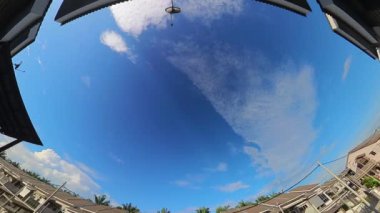Değişen gökyüzünün tavan balkonundan dışarı bakışının hızlandırılmış görüntüsü.