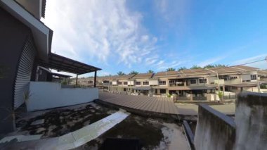 Değişen gökyüzünün tavan balkonundan dışarı bakışının hızlandırılmış görüntüsü.