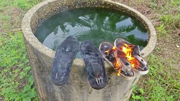 원통형 콘크리트 우물의 가장자리에 불꽃에 신발을 오래된 — 비디오
