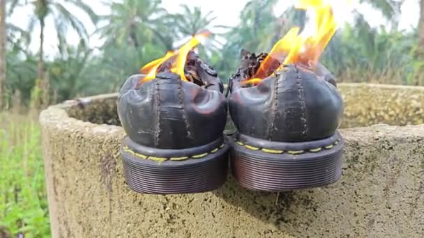 Viejos Zapatos Desechados Llamas Por Borde Del Pozo Hormigón Cilíndrico — Vídeo de stock