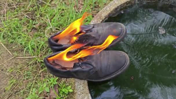 Vieilles Chaussures Jetées Sur Flamme Par Bord Puits Cylindrique Béton — Video