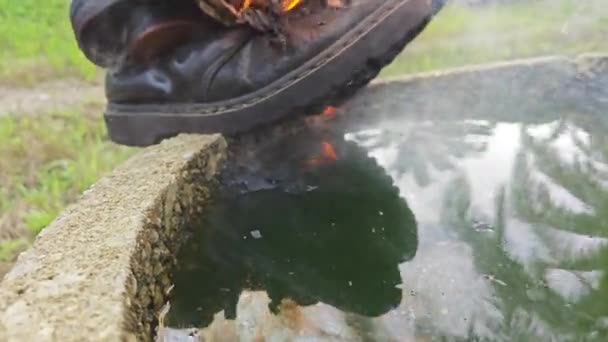 Alte Weggeworfene Schuhe Flammen Rand Des Zylindrischen Betonbrunnens 302614172 — Stockvideo