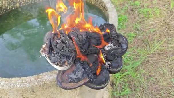 Sepatu Tua Dibuang Api Oleh Tepi Beton Silinder Juga 302614172 — Stok Video