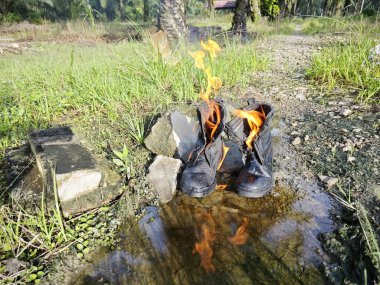 Çiftlikte yakılmış deri botlar..