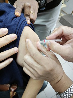 Üst kolda aşılanan birinin görüntüsü..