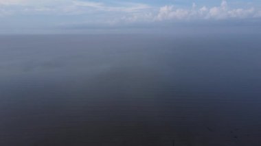 Alçak gel-git sahilindeki bataklık çamurlu sahil çevresinin havadan panoramik görüntüsü..
