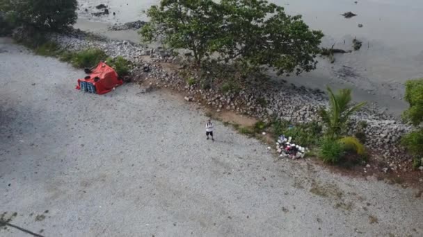 Man Modell Flygande Drönare Vid Träsk Lera Strand Miljö Lågvatten — Stockvideo