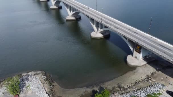 Εναέρια Άποψη Της Γέφυρας Του Αυτοκινητόδρομου Σκυροδέματος Κατά Μήκος Της — Αρχείο Βίντεο