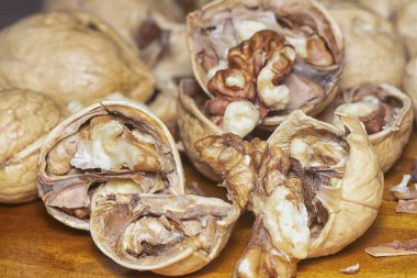 Yenilebilir kurutulmuş cevizlerin yakın plan çekimi..