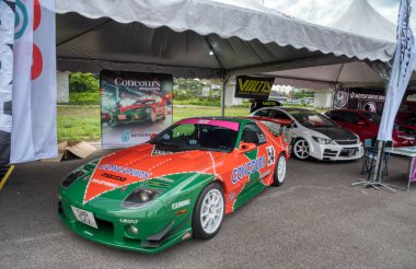 Kuala Lumpur, Malezya - 02 Aralık 2023: Retro Havoc Festivali 'nde popüler klasik araba ve bisiklet sergisi sahnesi, Sınırsız Baskı, Sg Besi. 