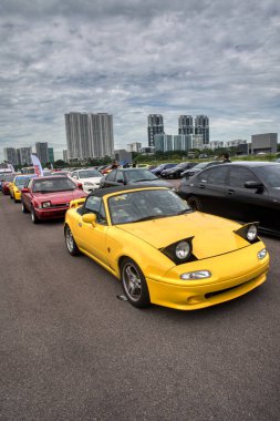 Kuala Lumpur, Malezya - 02 Aralık 2023: Retro Havoc Festivali 'nde popüler klasik araba ve bisiklet sergisi sahnesi, Sınırsız Baskı, Sg Besi. 