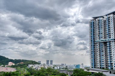 Şehir manzarasına uzaklıktan bakıyor..