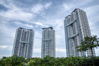 Şehir manzarasına uzaklıktan bakıyor..