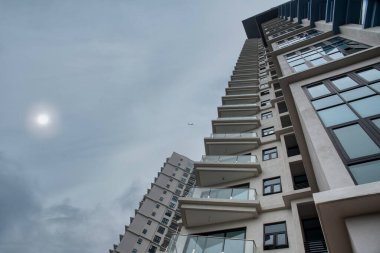 Bir uçağın üzerinde uçtuğu yüksek binalara bakıyorum..