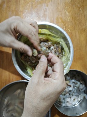 Birisi sadece eti için çiğ karides kabuğu soyuyormuş..