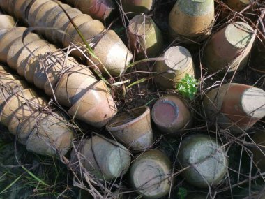 Birçok yere atılmış lateks seramik kap