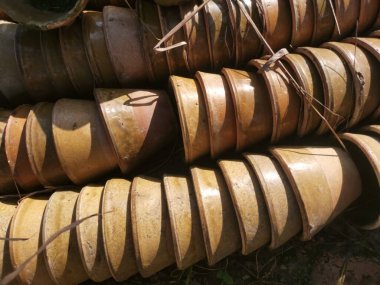 Birçok yere atılmış lateks seramik kap