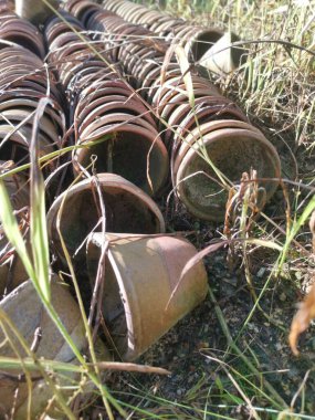 Birçok yere atılmış lateks seramik kap