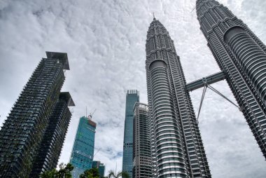 Kuala Lumpur. Malezya. 12 Ocak 2024. Kuala Lumpur Şehir Merkezi 'ndeki ünlü Malezya Petronas İkiz Kulesi' nin gündüz mimarisi sahnesi.