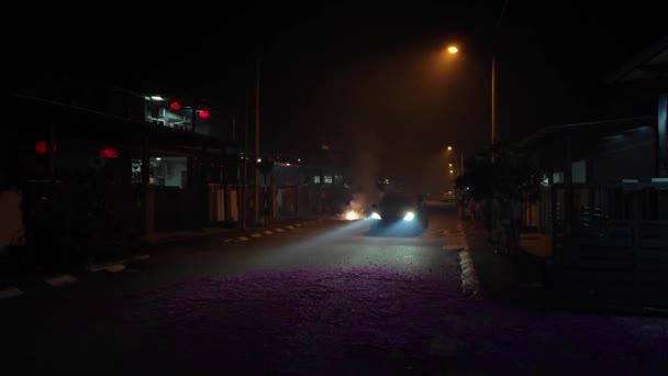 Pemandangan Malam Luar Ruangan Orang Asia Bermain Kembang Api Dalam — Stok Video