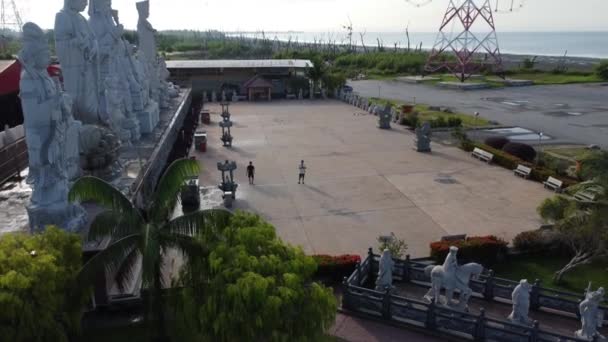 中国の寺院の外でドローンを飛行する男 — ストック動画