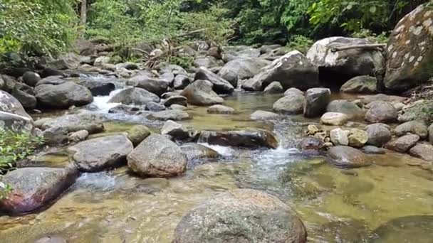 Agua Del Río Que Fluye Través Colina Rocosa — Vídeos de Stock