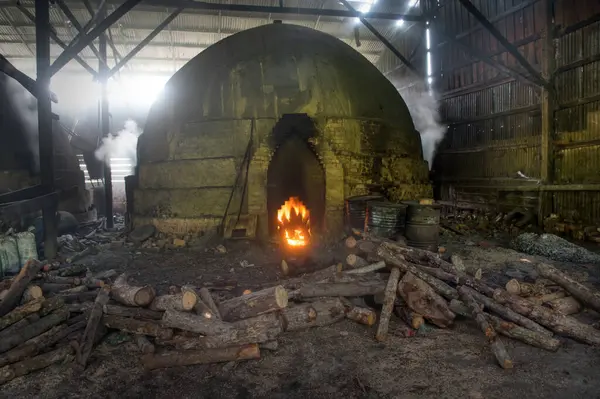 Eskimo kulübesi ya da fırın fabrikasının kapalı mekanı..