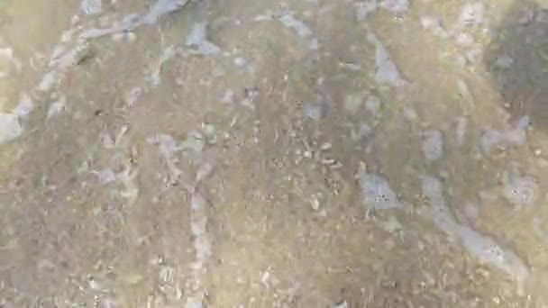 泼洒的海水在落潮时撞倒在脚上 — 图库视频影像