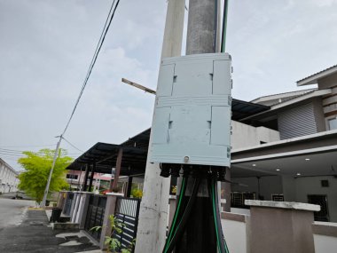 Sokak direğinin yanındaki Unifi USW Flex hizmet kutusunun sahnesi.