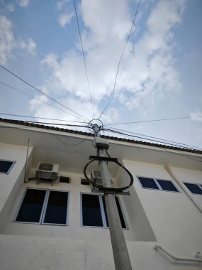 Sokak direğinin yanındaki Unifi USW Flex hizmet kutusunun sahnesi.