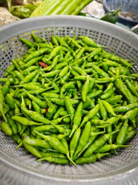 Taze yeşil biber sepetleri..