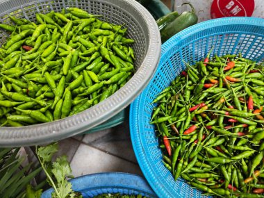 Taze yeşil biber sepetleri..