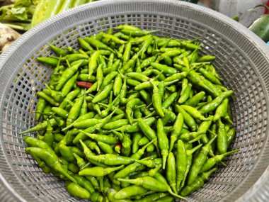 Taze yeşil biber sepetleri..