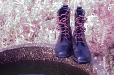 Yabani çayırlarda bulunan deri botların kızılötesi görüntüsü..