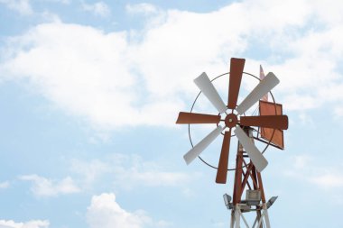 Eski bir metal yel değirmeninin kızılötesi görüntüsü. 