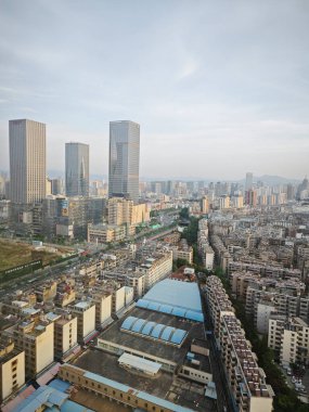 Kunming, Çin. 24 Nisan 2024: Başkent Kunming, Yunnan, Çin 'in otel penceresinden kentsel manzara.