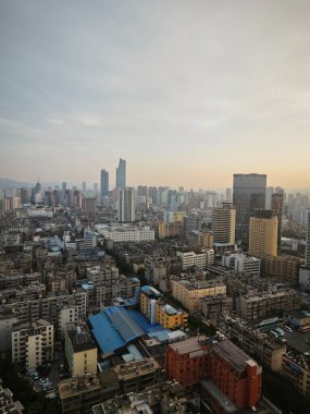 Kunming, Çin. 24 Nisan 2024: Başkent Kunming, Yunnan, Çin 'in otel penceresinden kentsel manzara.