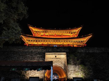 Dali, Çin, 20 Nisan 2024: Çin 'in Yunnan ilindeki Dali antik kentinde yiyecek ve ticaret malları arayan turistlerin yoğun caddelerin renkli gece manzarası