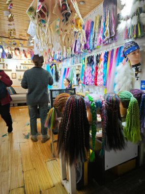 Yunnan, Çin. 20 Nisan 2024: LiJiang 'daki ünlü UNESCO antik kasaba mirası sahnesinin etrafında gece hayatı ve turist aktiviteleri.