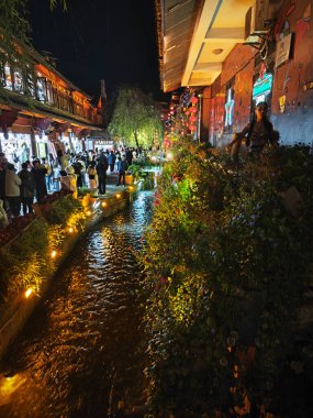 Yunnan, Çin. 20 Nisan 2024: LiJiang 'daki ünlü UNESCO antik kasaba mirası sahnesinin etrafında gece hayatı ve turist aktiviteleri.