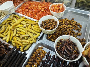 Çin, Kunming sokaklarında egzotik kızarmış böceklerin atıştırma sahnesi..