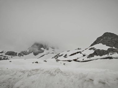 Lijiang yakınlarındaki Yeşim Ejder Dağının tepesindeki karların çevresel görüntüsü..