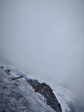 Lijiang yakınlarındaki Yeşim Ejder Dağının tepesindeki karların çevresel görüntüsü..