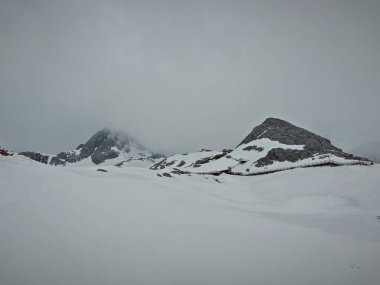 Lijiang yakınlarındaki Yeşim Ejder Dağının tepesindeki karların çevresel görüntüsü..