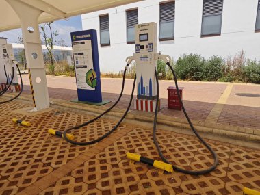 Yunnan, Çin. 24 Nisan 2024: Kunming karayolu boyunca yer alan EV bataryası şarj istasyonunun olay yeri.