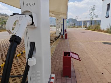 Yunnan, Çin. 24 Nisan 2024: Kunming karayolu boyunca yer alan EV bataryası şarj istasyonunun olay yeri.