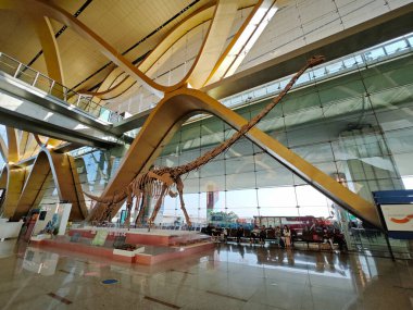 Yunnan, Çin. 26 Nisan 2024: Kunming kentsel iş caddesinde yürüyen insanların çevre şehri sahnesi.