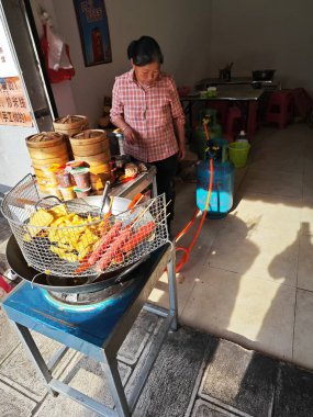 Yunnan, Çin. 26 Nisan 2024: Kunming kentsel iş caddesinde yürüyen insanların çevre şehri sahnesi.